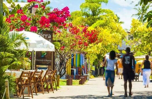 Casal caminhando em um resort